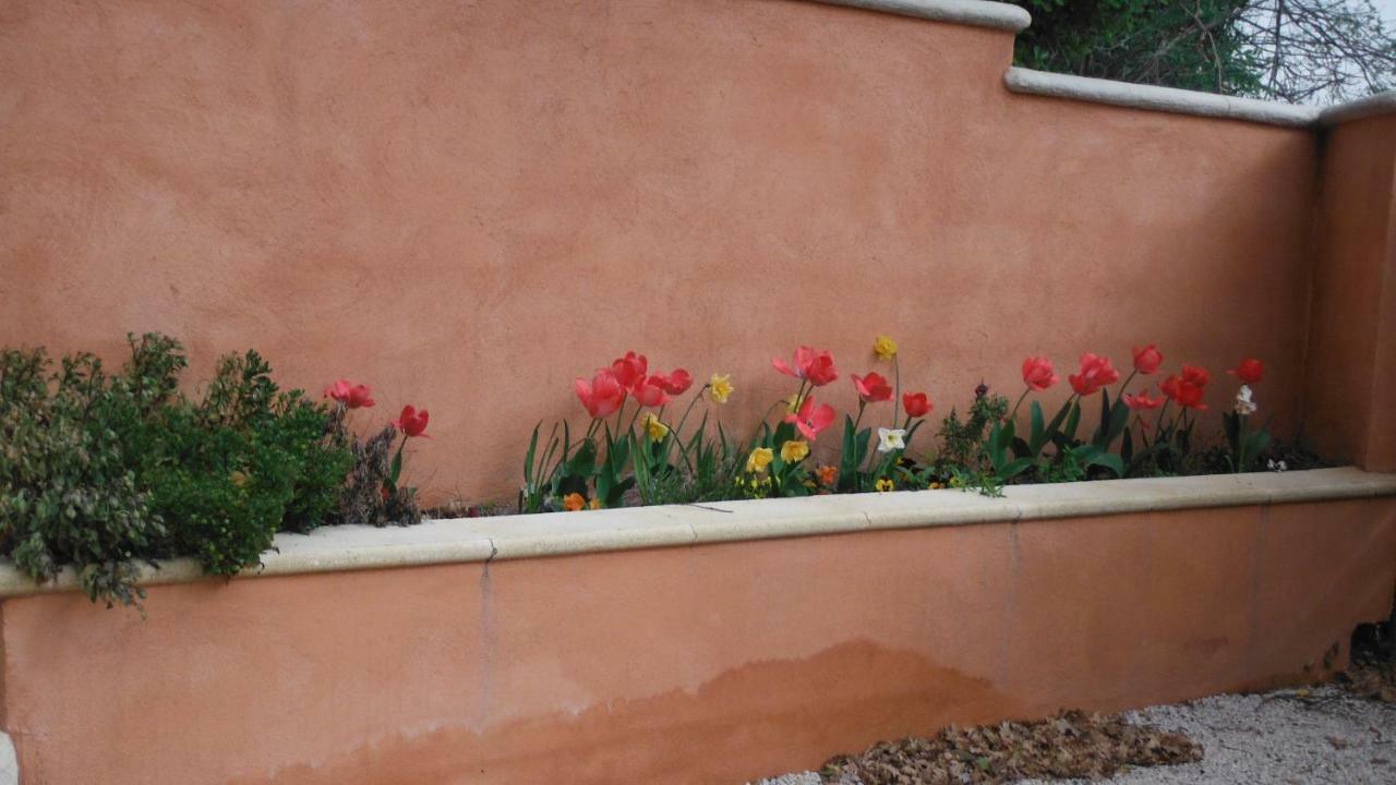 Appartement Le Romarin Mallemort Buitenkant foto